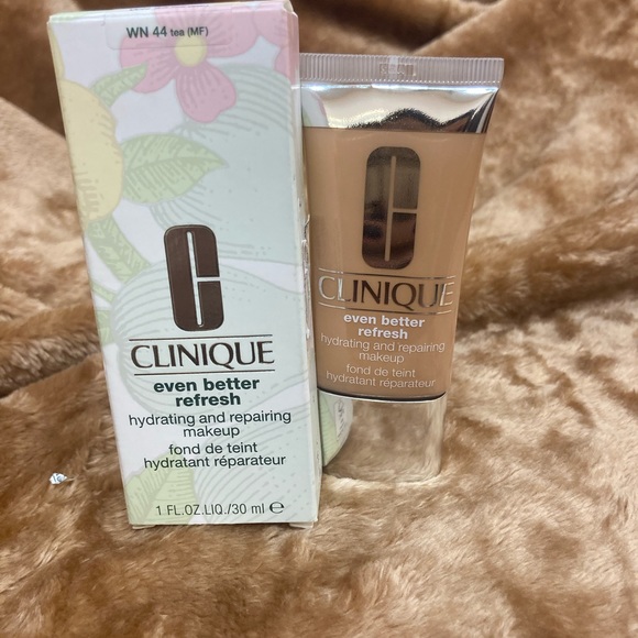 CLINIQUE EVEN BETTER REFRESH HYDRATING AND REPAIRING MAKEUP - Picture 2 of 6